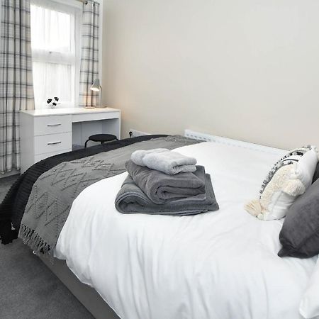 Find A Spacious And Stylish Escape In The City Centre At Sturgess House, Perfect For Longer Stays! Stoke-on-Trent Exterior photo